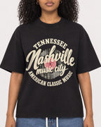 Mockup Boxy Heavyweight Tee Black female close-up 05