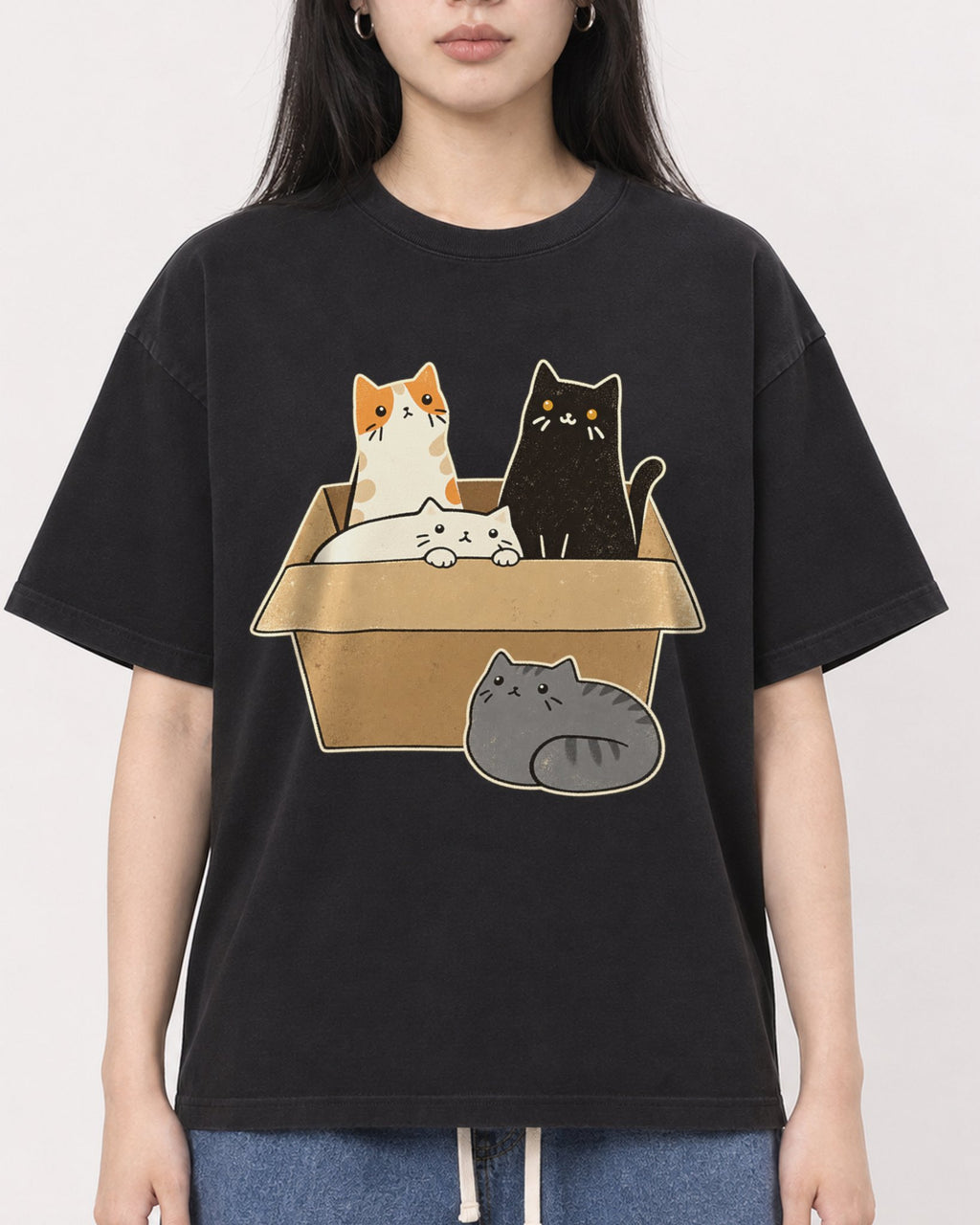 Mockup Boxy Heavyweight Tee Black female close-up 01