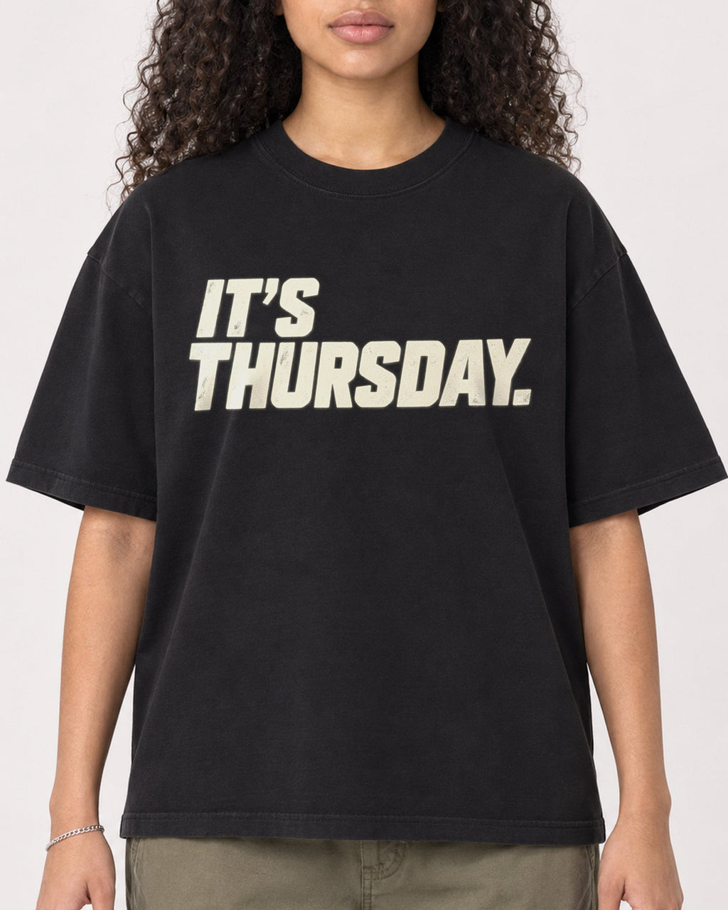 Mockup Boxy Heavyweight Tee Black female close-up 10