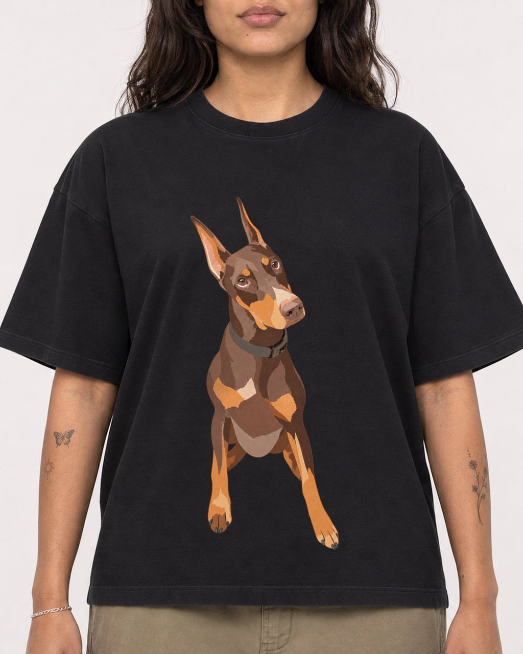 Mockup Boxy Heavyweight Tee Black female close-up 06