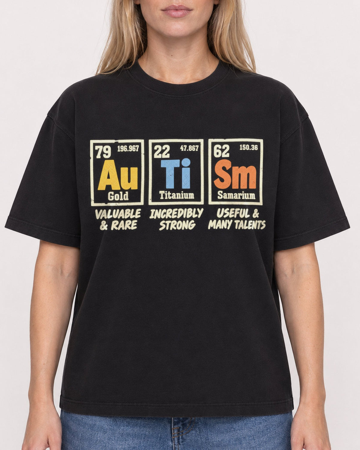 Mockup Boxy Heavyweight Tee Black female close-up 08