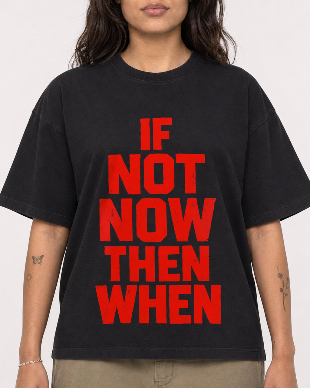 Mockup Boxy Heavyweight Tee Black female close-up 06