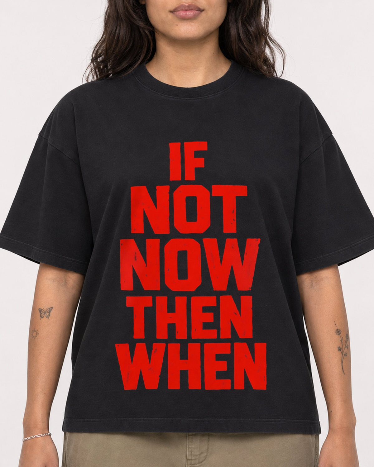 Mockup Boxy Heavyweight Tee Black female close-up 06