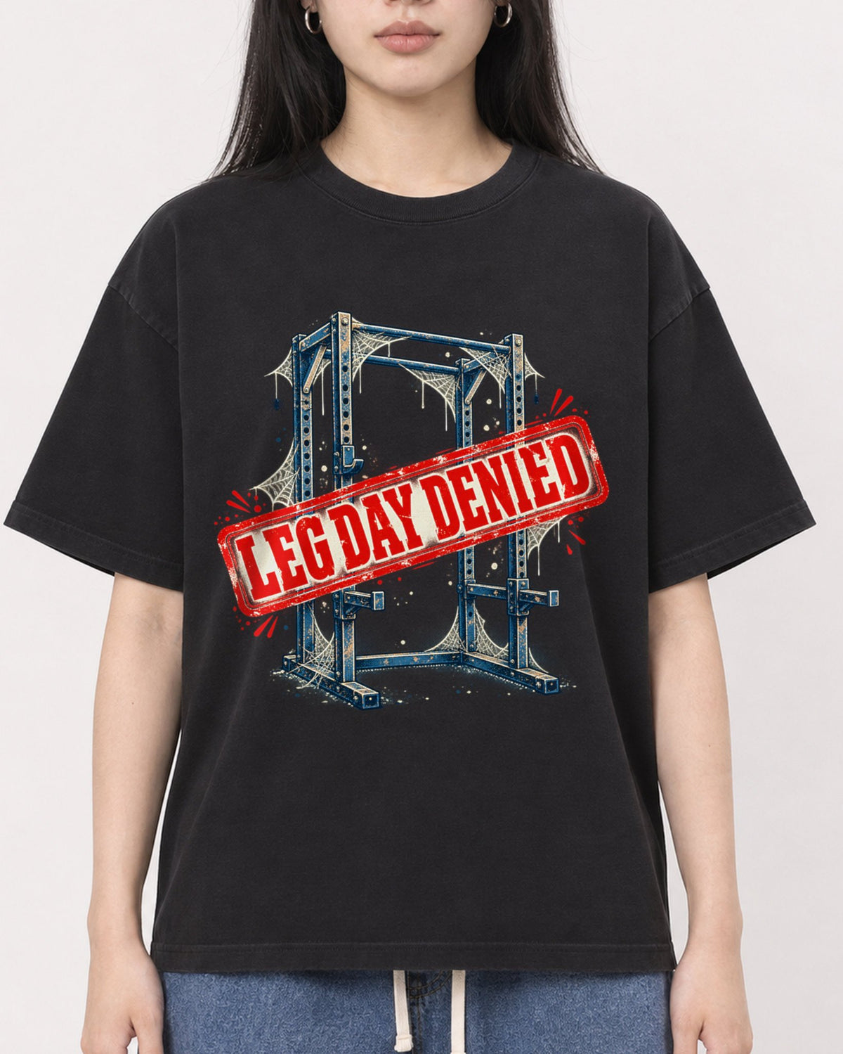Mockup Boxy Heavyweight Tee Black female close-up 01
