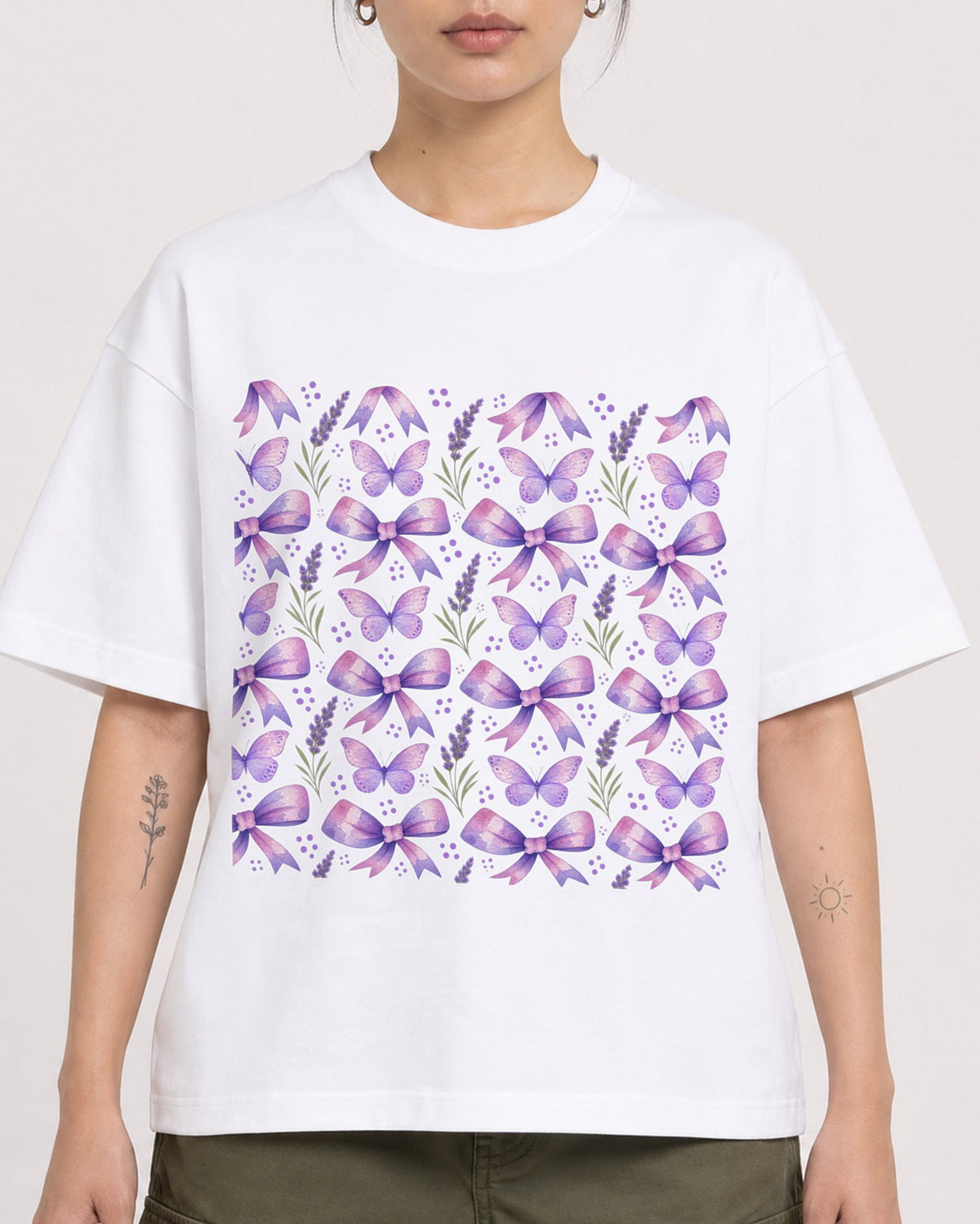 Mockup Boxy Heavyweight Tee White female close-up 12