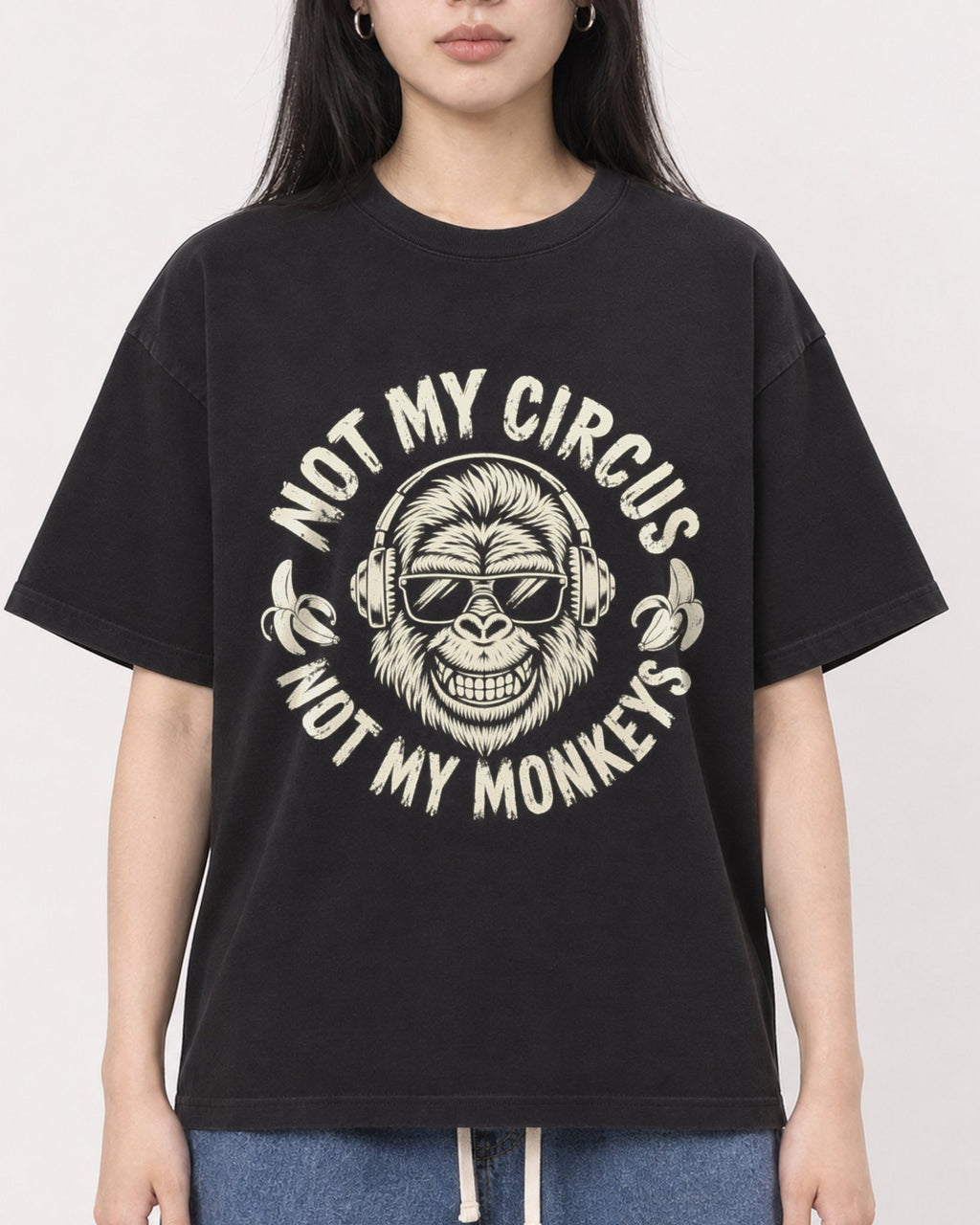 Mockup Boxy Heavyweight Tee Black female close-up 01