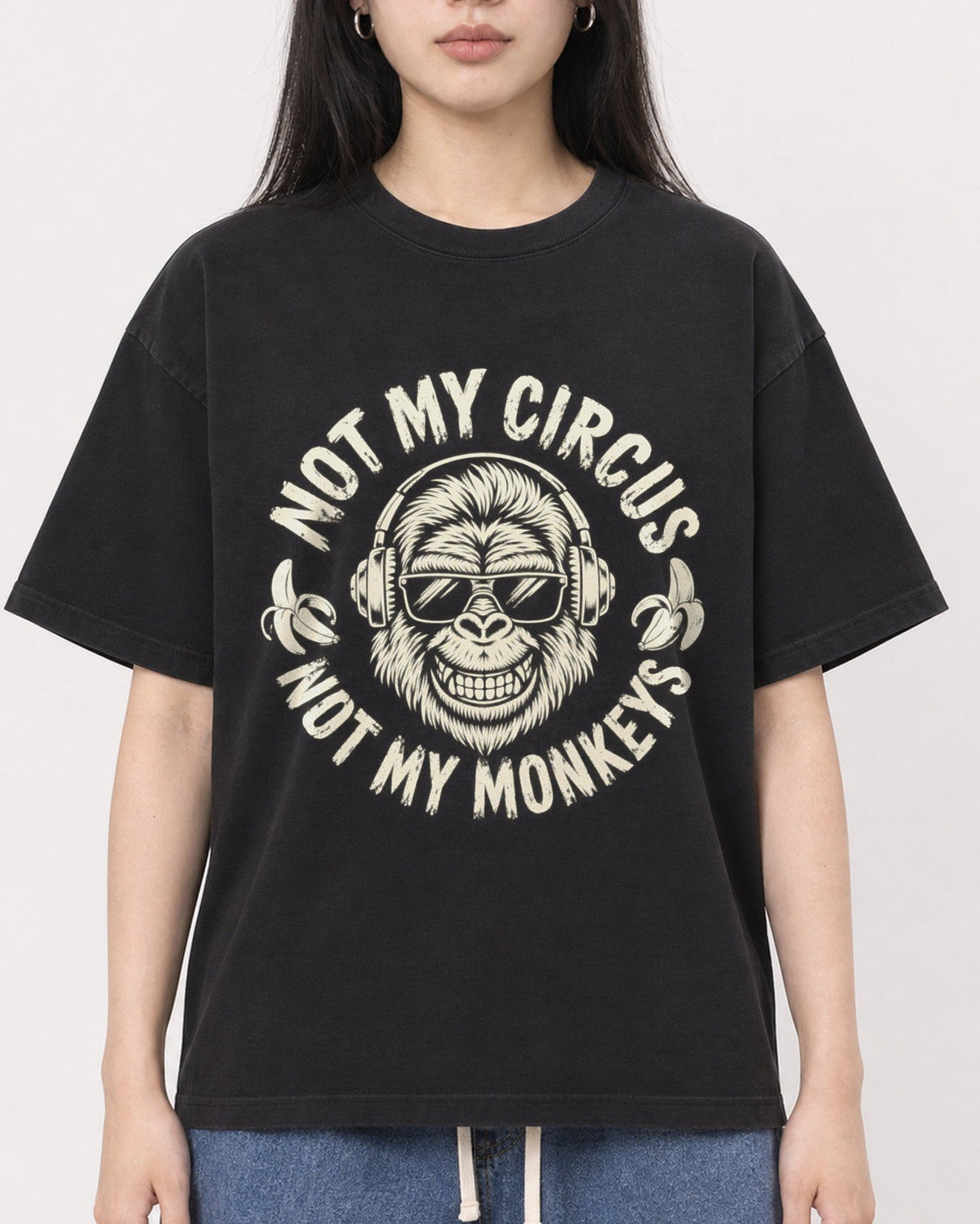 Mockup Boxy Heavyweight Tee Black female close-up 01