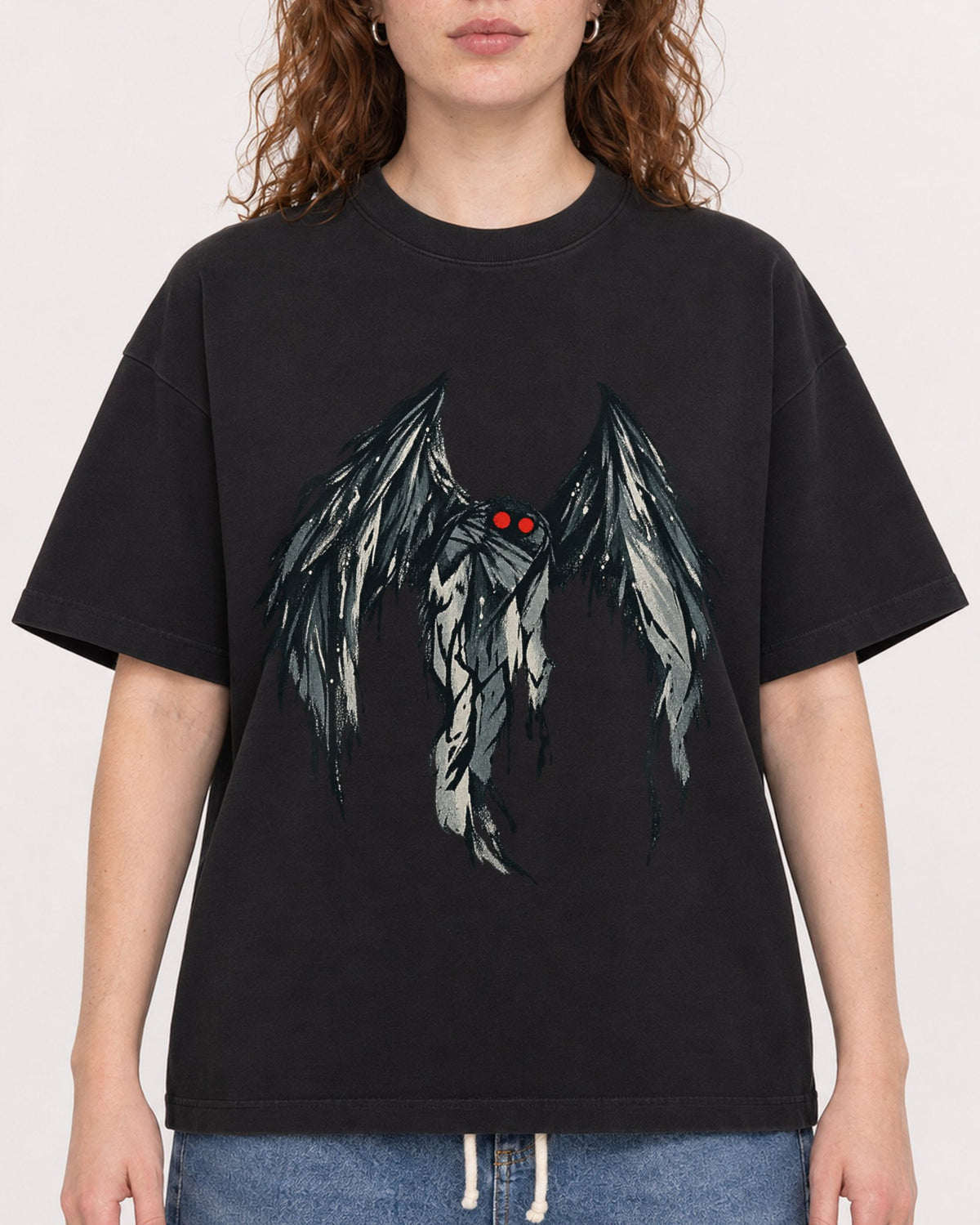 Mockup Boxy Heavyweight Tee Black female close-up 09