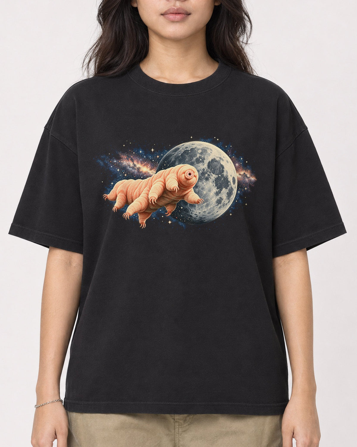 Mockup Boxy Heavyweight Tee Black female close-up 02