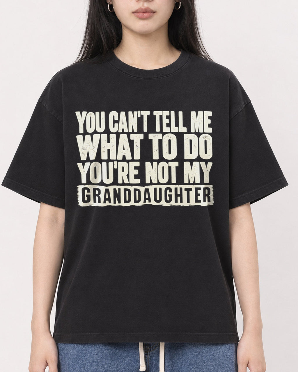 Mockup Boxy Heavyweight Tee Black female close-up 01