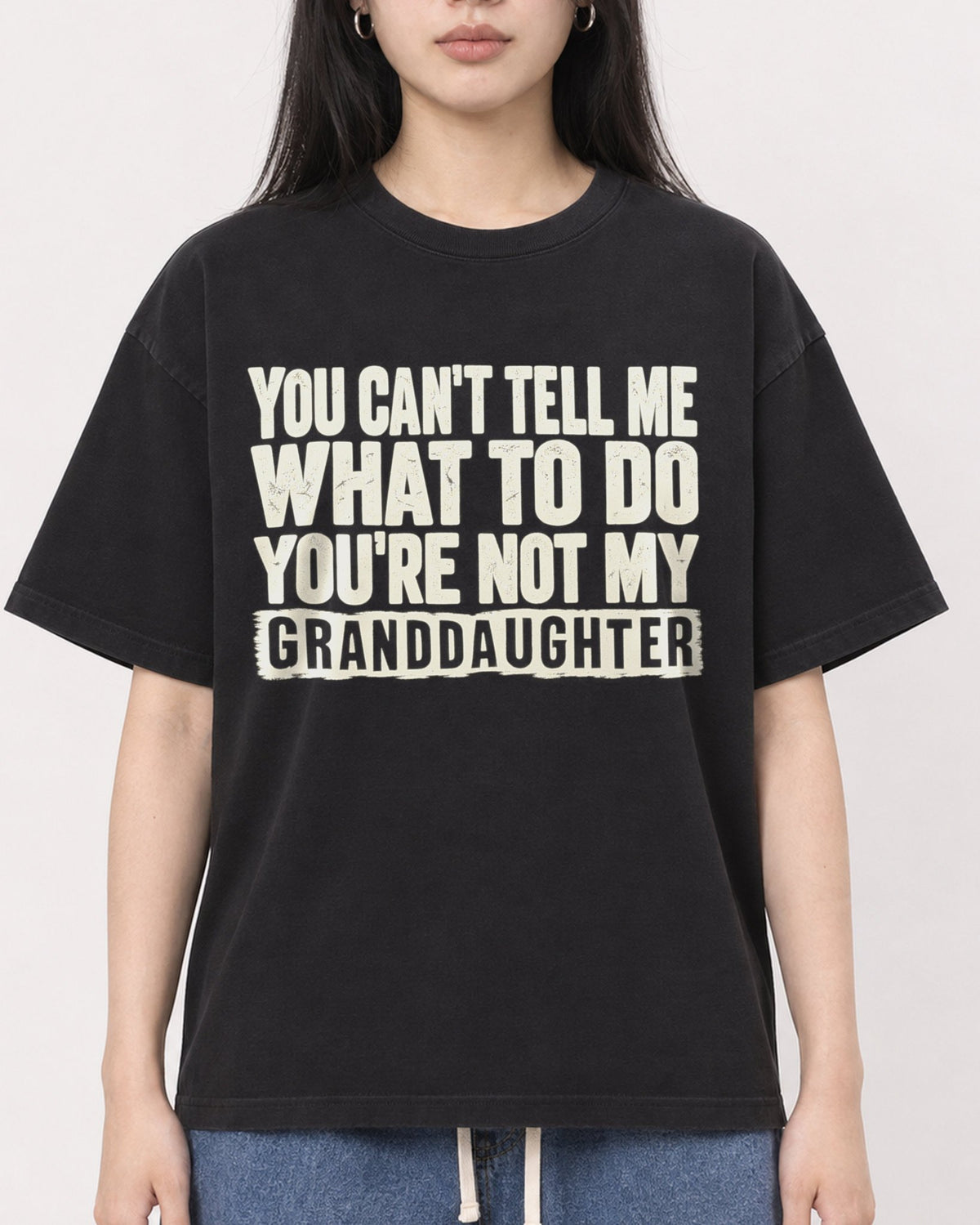 Mockup Boxy Heavyweight Tee Black female close-up 01