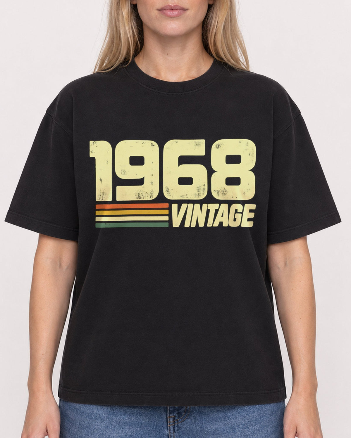 Mockup Boxy Heavyweight Tee Black female close-up 08