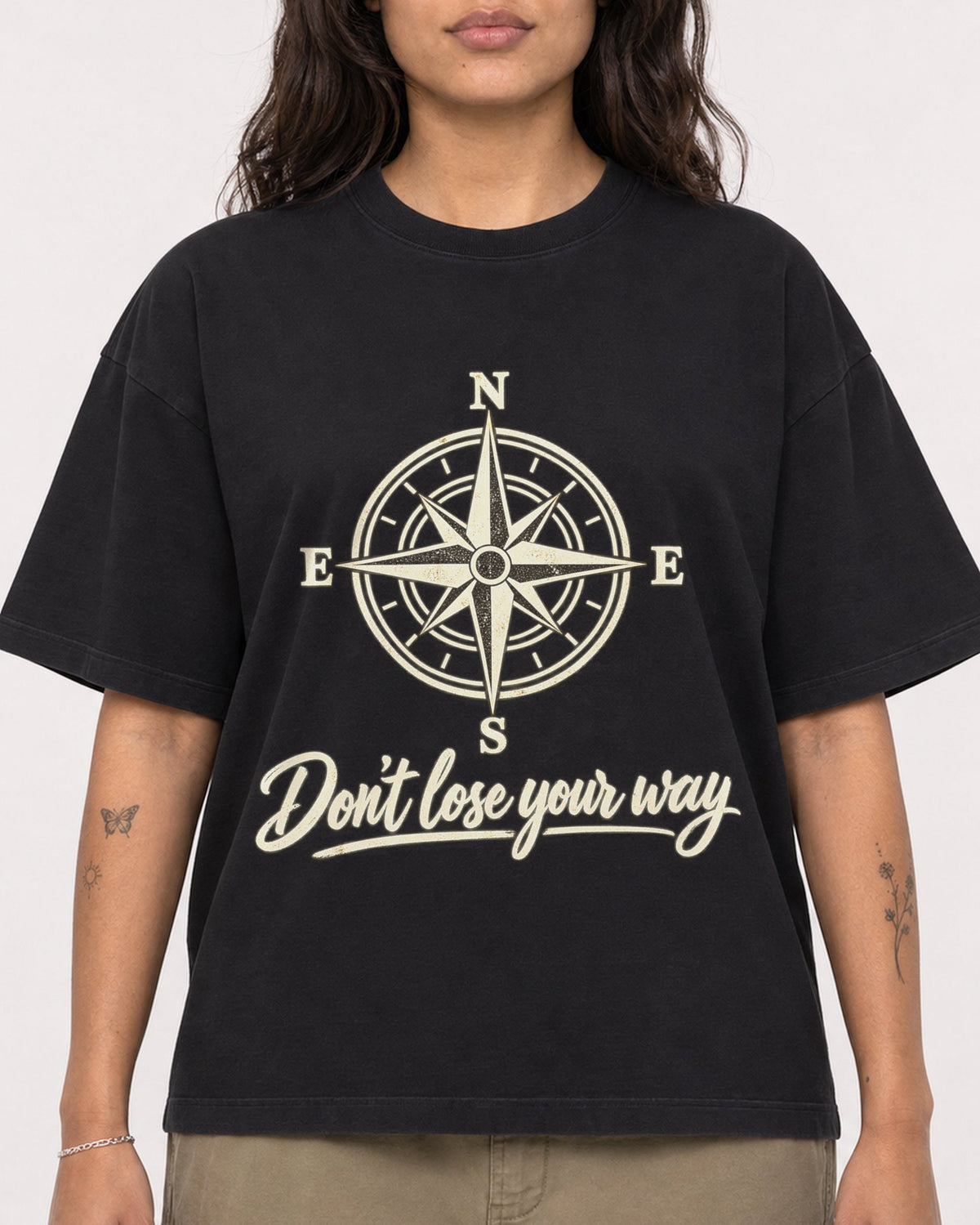 Mockup Boxy Heavyweight Tee Black female close-up 06