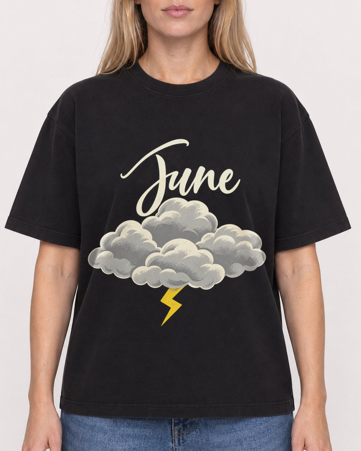 Mockup Boxy Heavyweight Tee Black female close-up 08