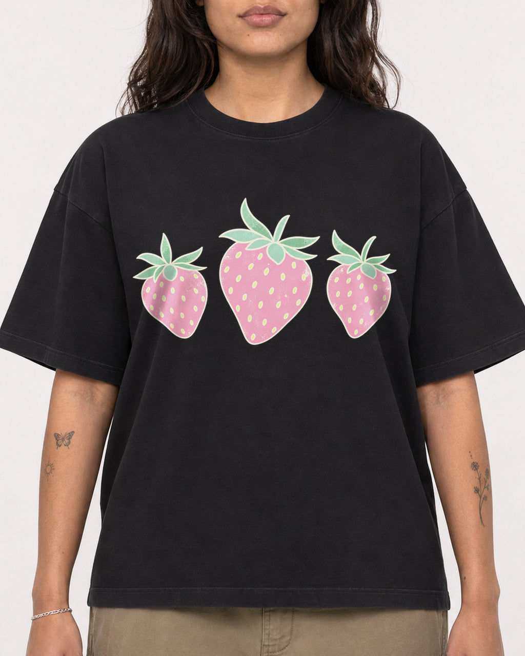 Mockup Boxy Heavyweight Tee Black female close-up 06