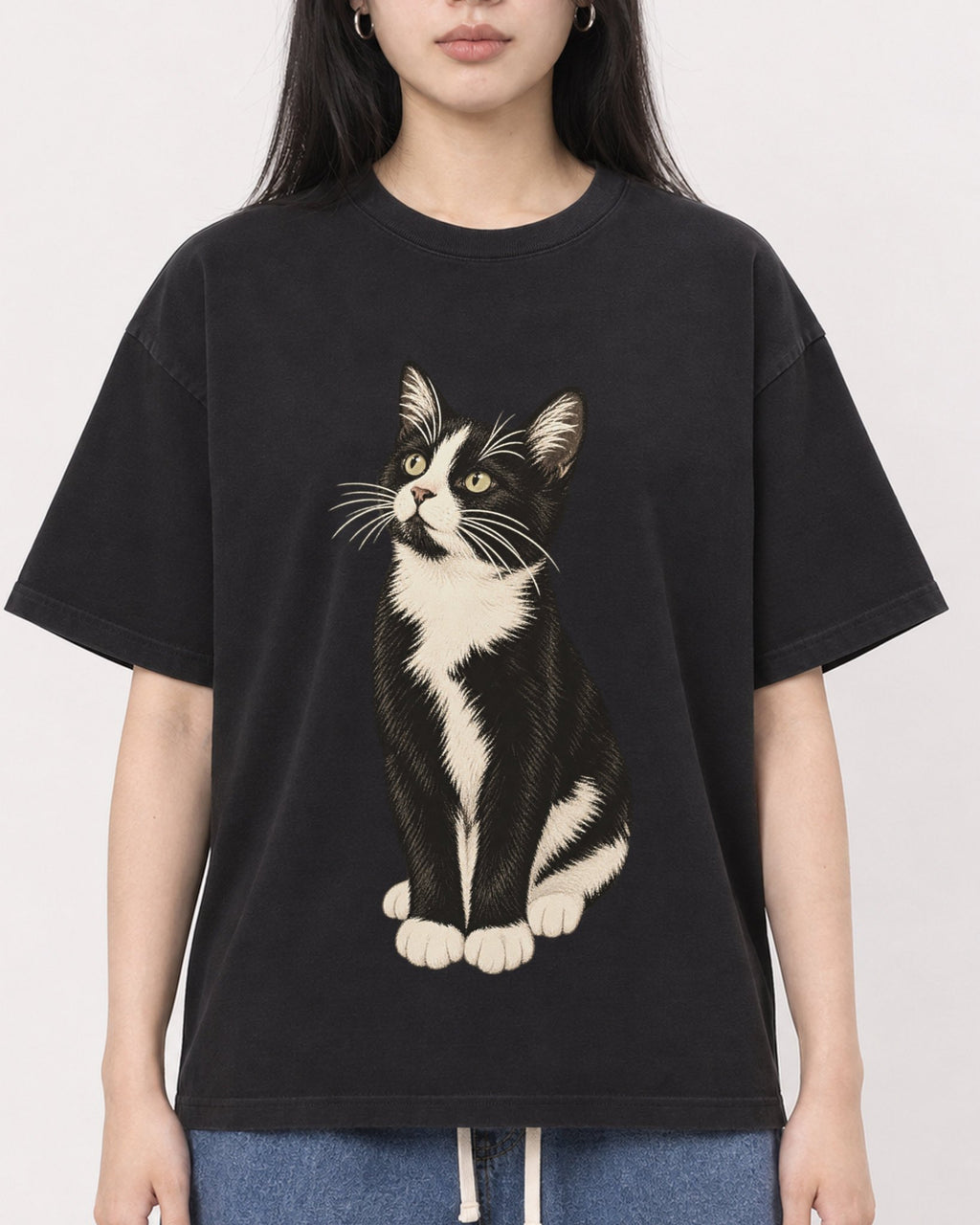 Mockup Boxy Heavyweight Tee Black female close-up 01