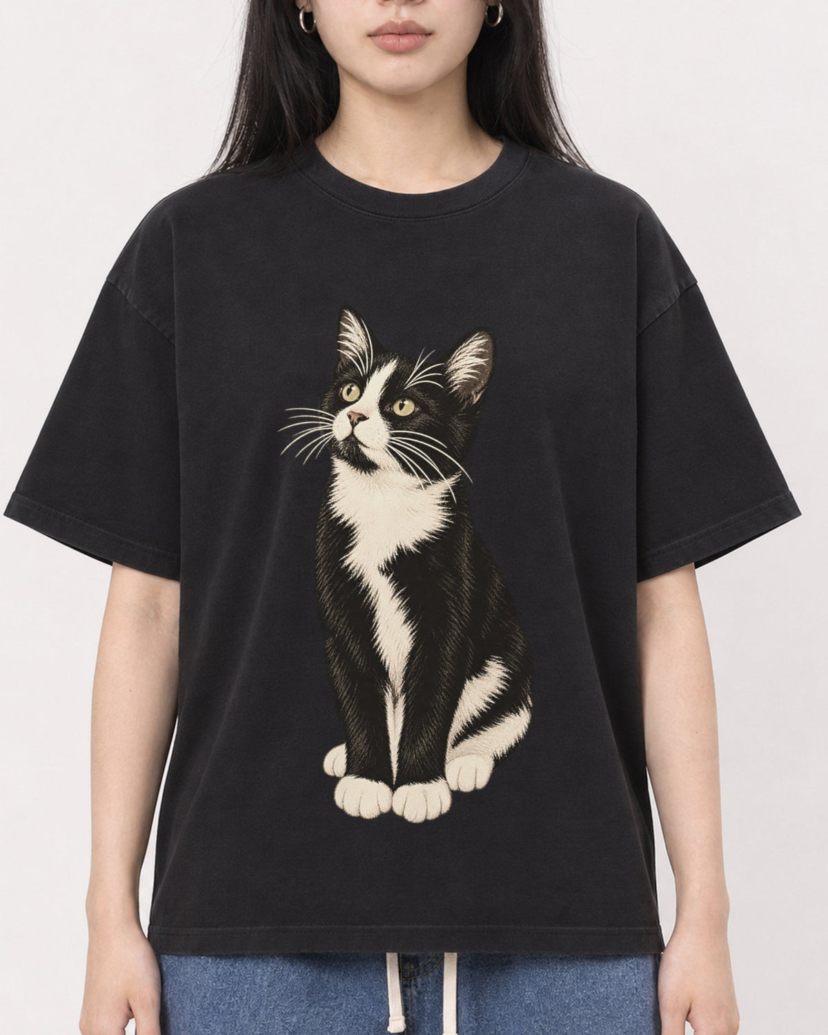 Mockup Boxy Heavyweight Tee Black female close-up 01