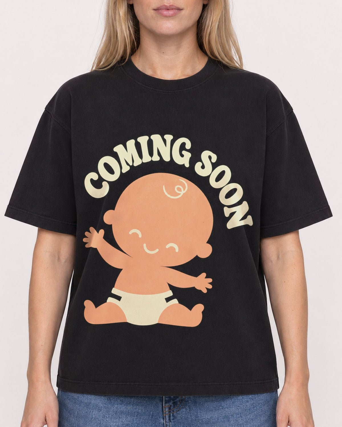 Mockup Boxy Heavyweight Tee Black female close-up 08