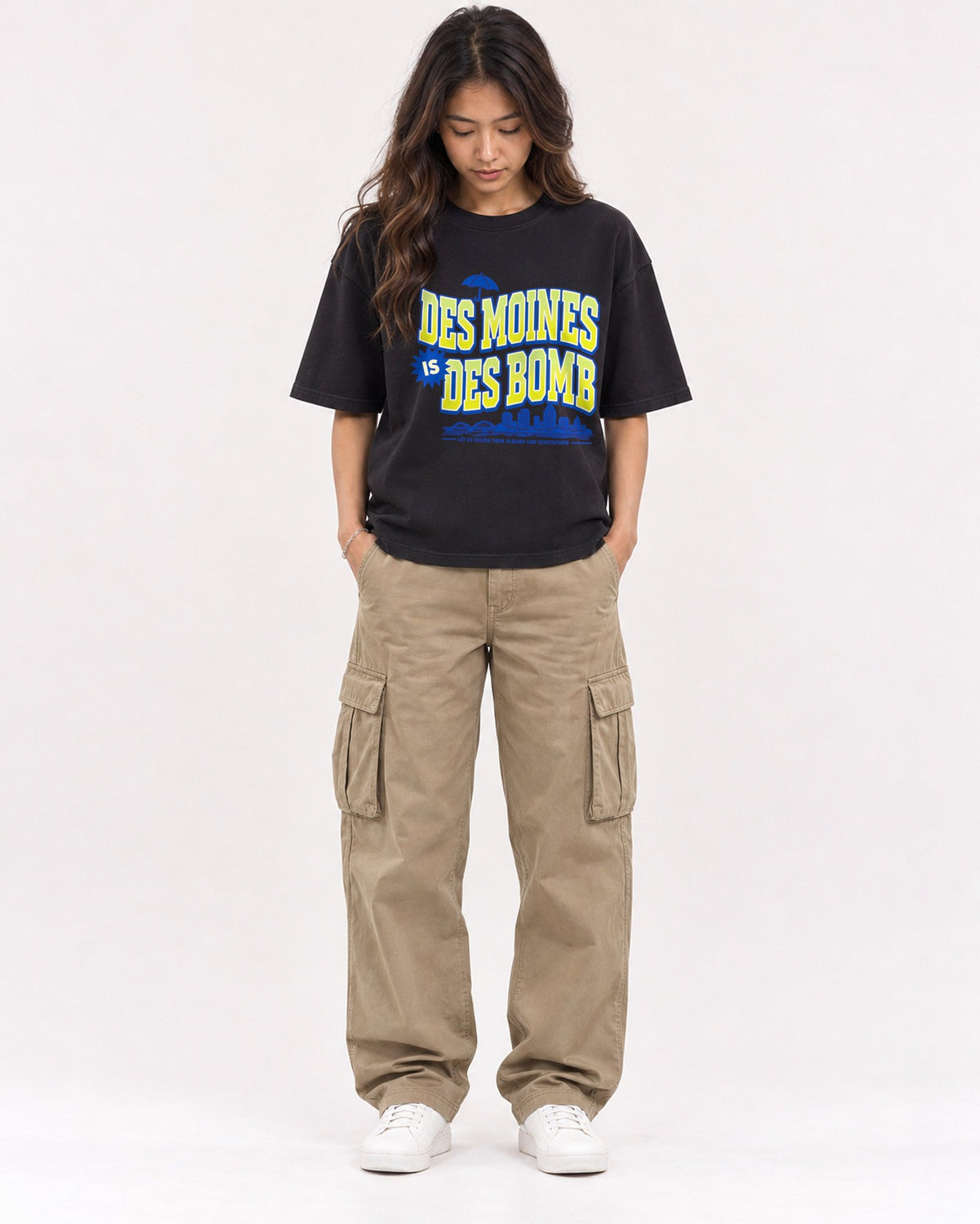 Mockup Boxy Heavyweight Tee Black female full-body 02
