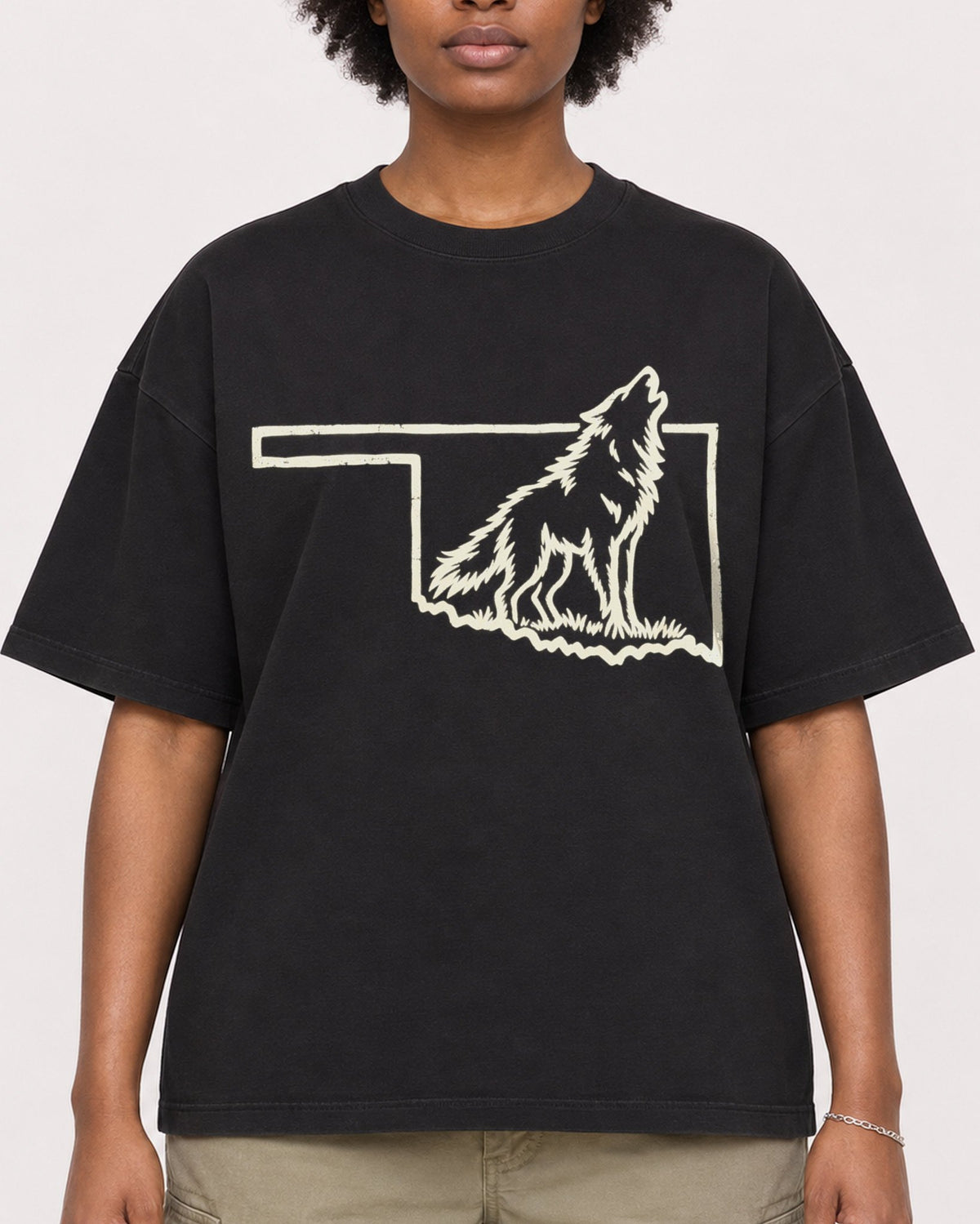 Mockup Boxy Heavyweight Tee Black female close-up 14