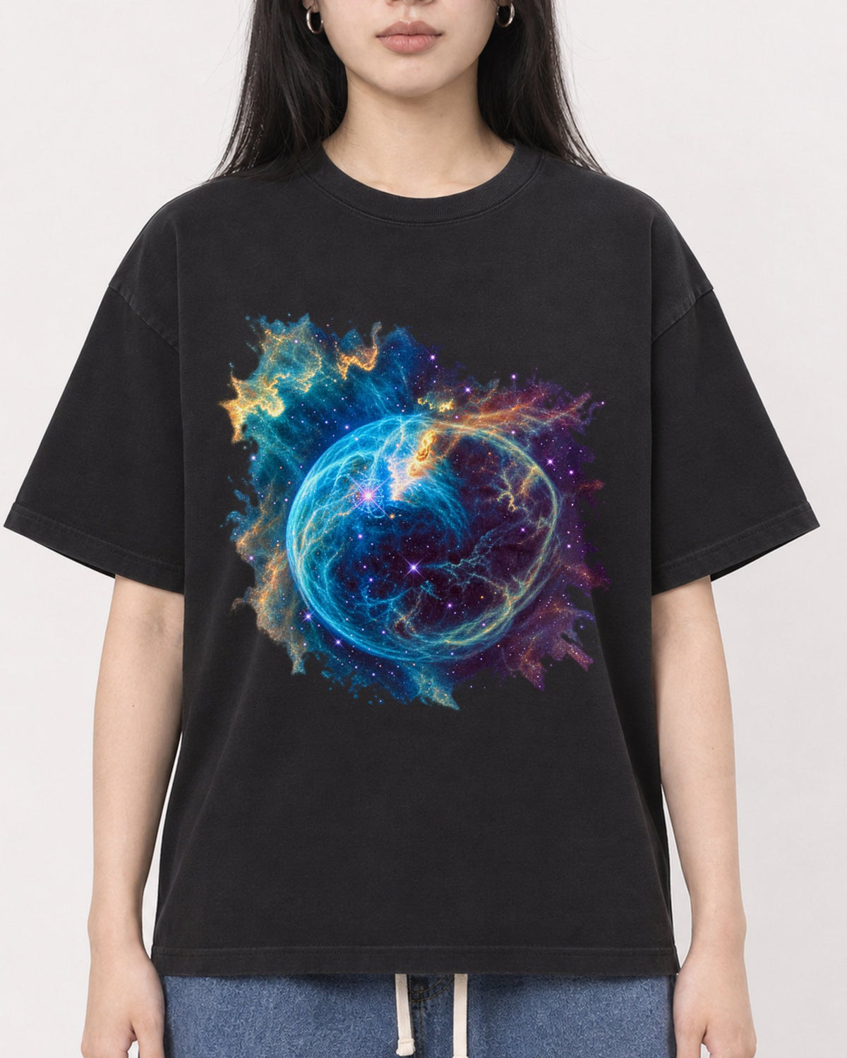 Mockup Boxy Heavyweight Tee Black female close-up 01
