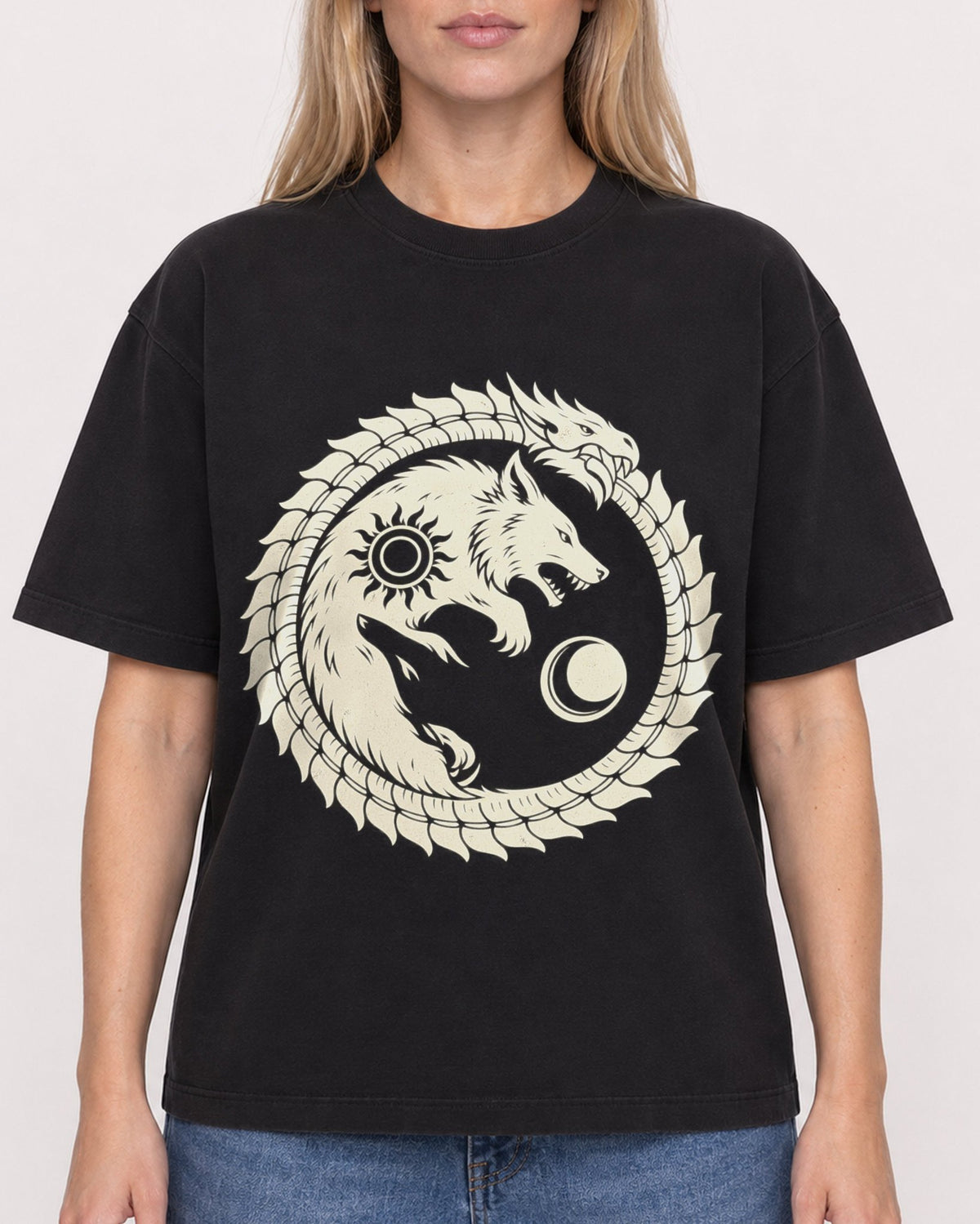 Mockup Boxy Heavyweight Tee Black female close-up 08