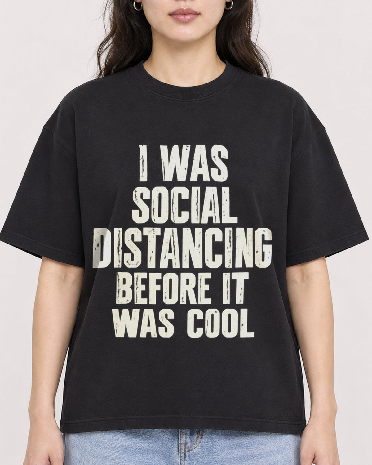 Mockup Boxy Heavyweight Tee Black female close-up 03