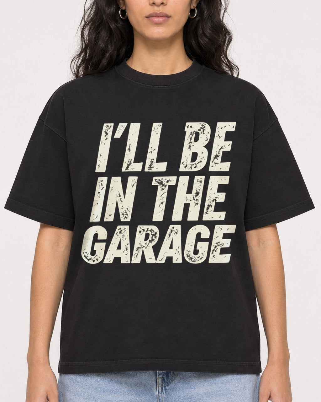 Mockup Boxy Heavyweight Tee Black female close-up 07