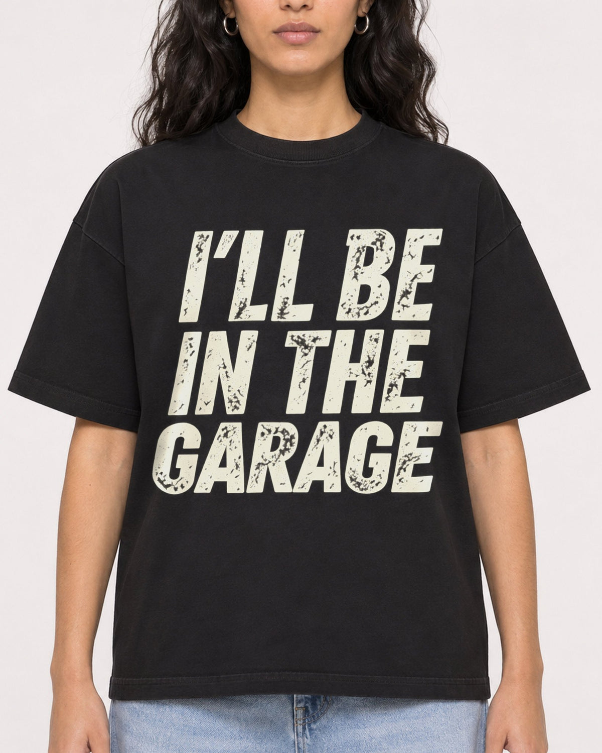 Mockup Boxy Heavyweight Tee Black female close-up 07