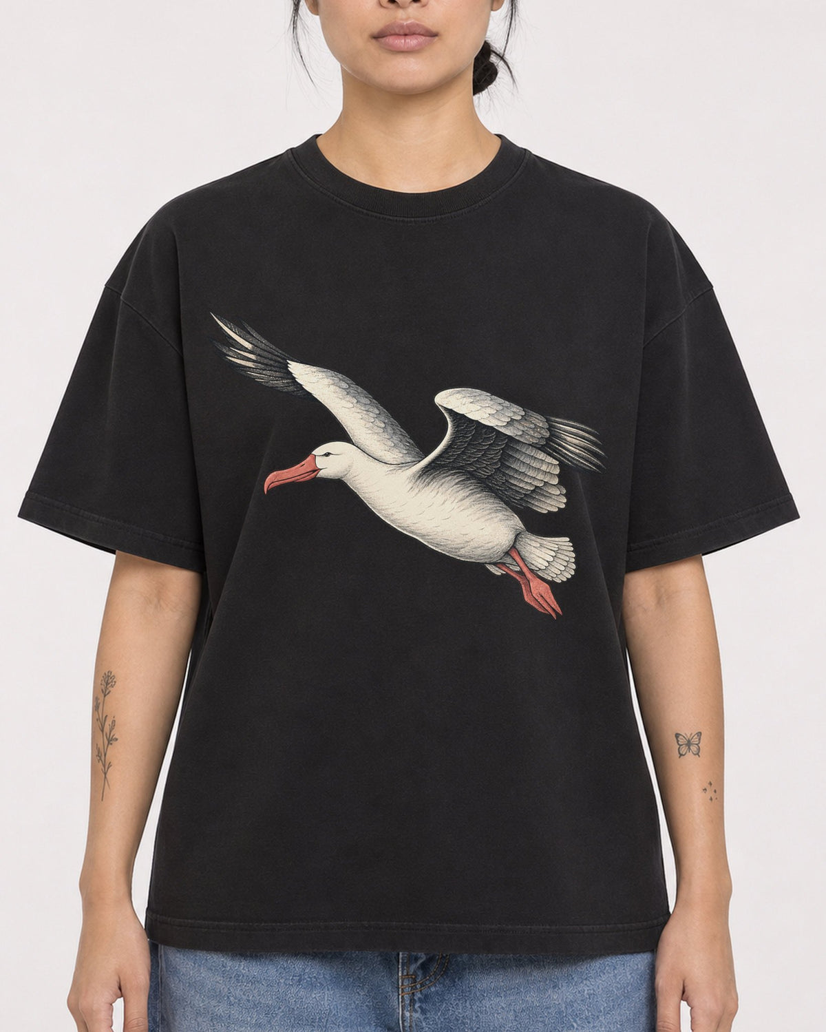 Mockup Boxy Heavyweight Tee Black female close-up 12