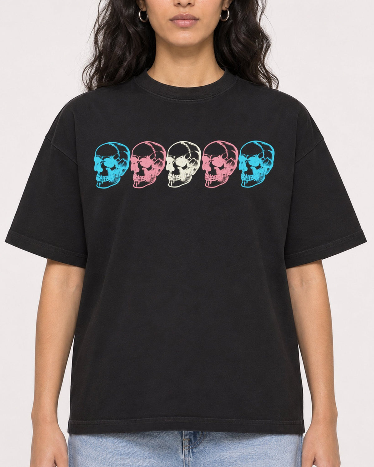 Mockup Boxy Heavyweight Tee Black female close-up 07