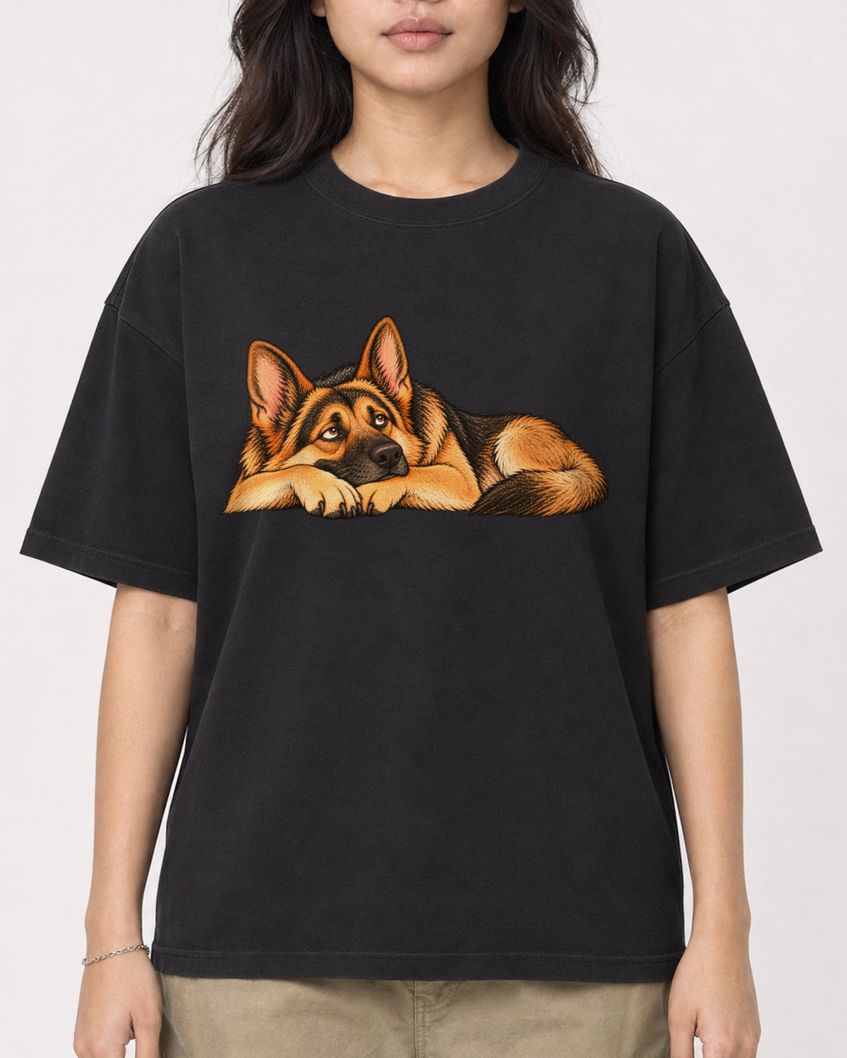 Mockup Boxy Heavyweight Tee Black female close-up 02