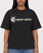 Mockup Boxy Heavyweight Tee Black female close-up 04