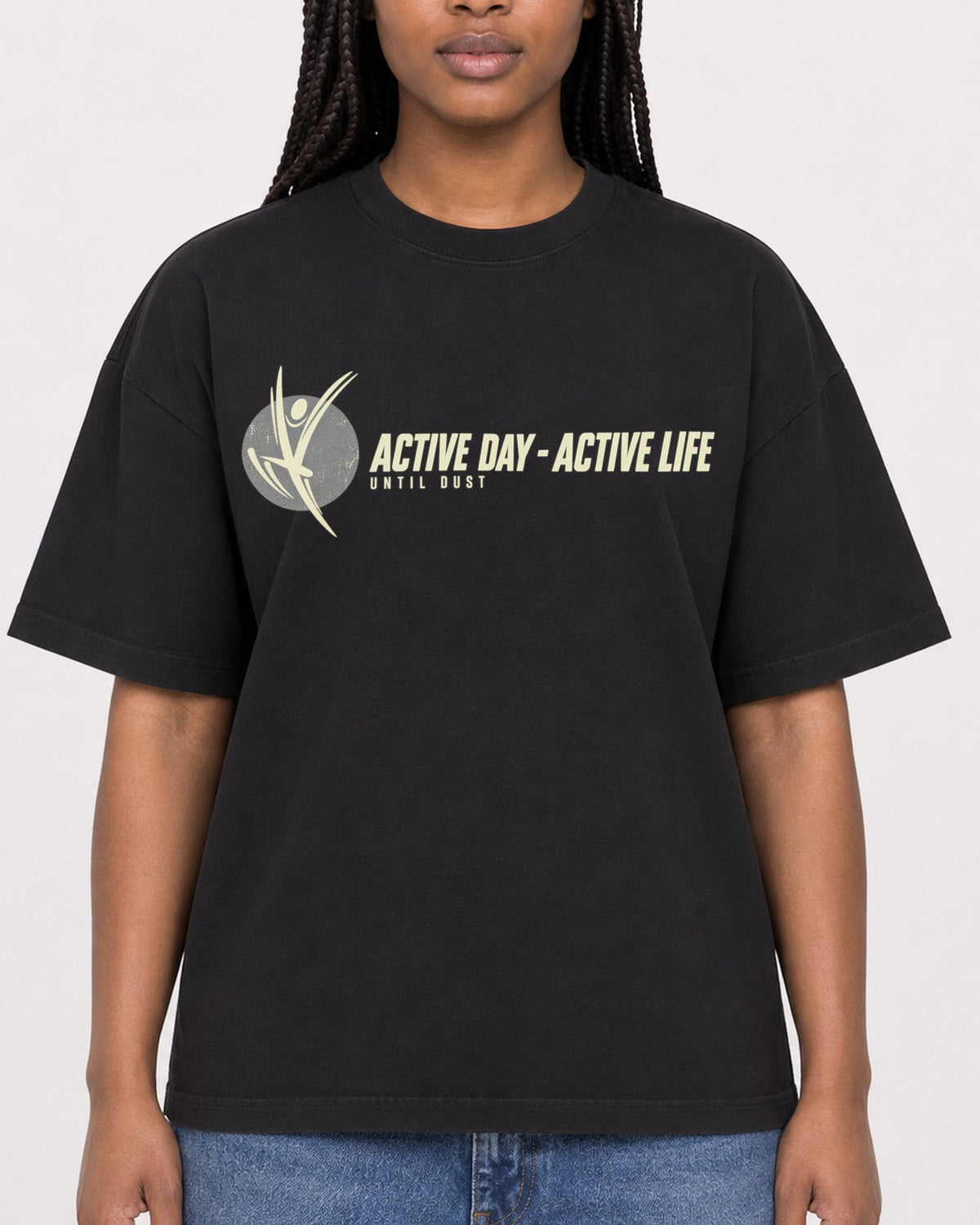 Mockup Boxy Heavyweight Tee Black female close-up 04