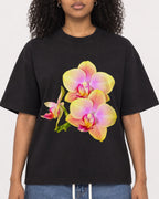 Mockup Boxy Heavyweight Tee Black female close-up 05