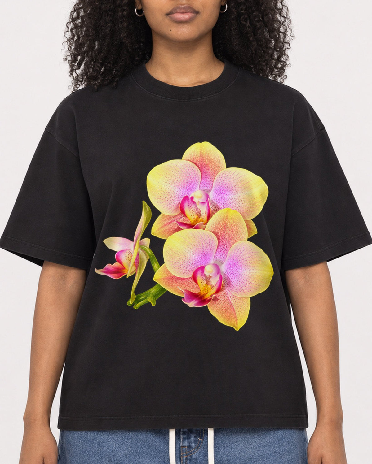 Mockup Boxy Heavyweight Tee Black female close-up 05