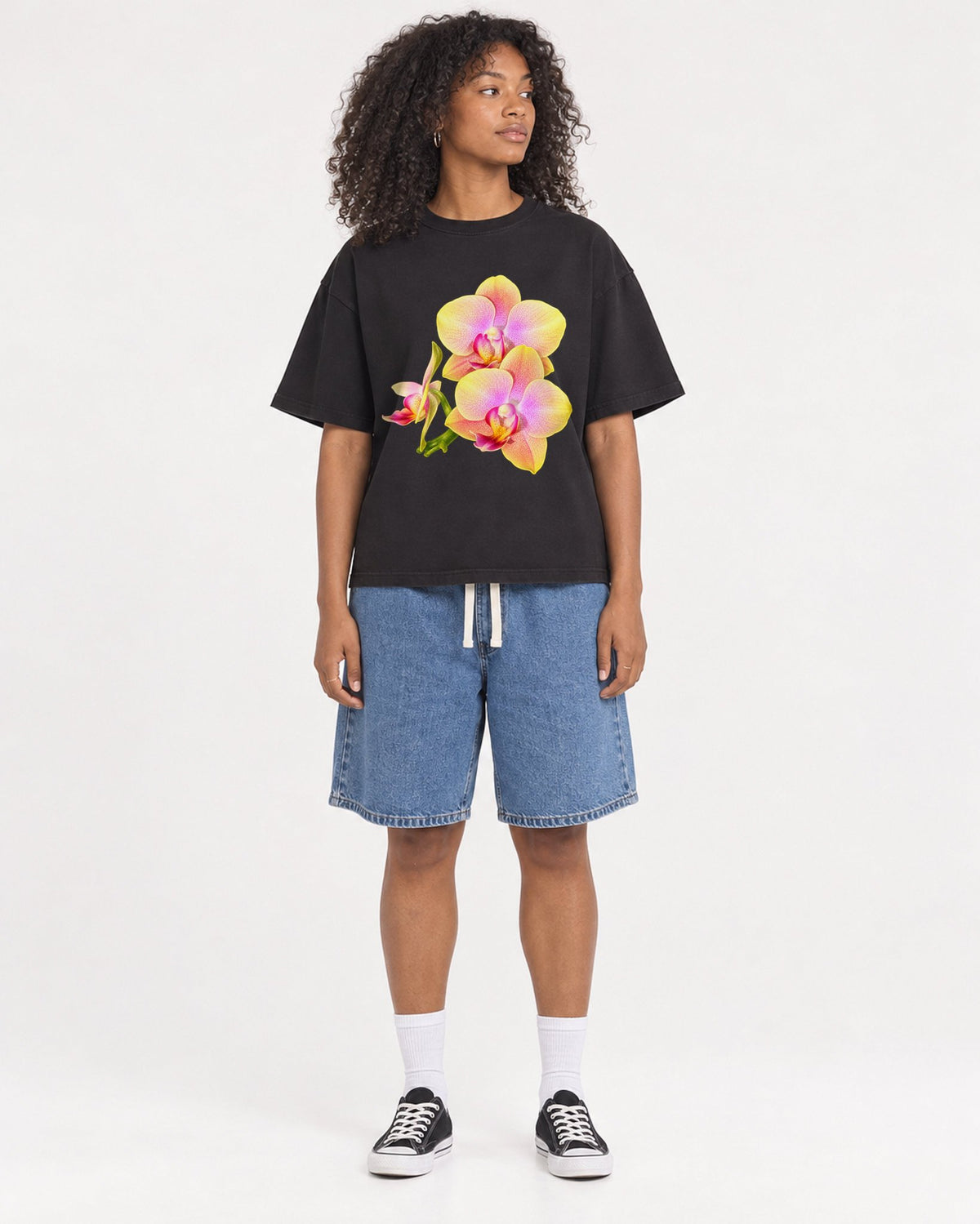 Mockup Boxy Heavyweight Tee Black female full-body 05