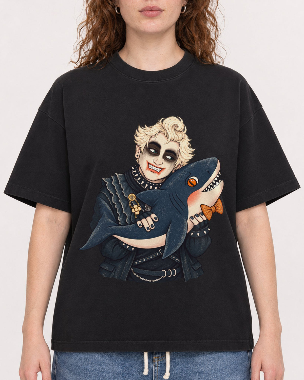 Mockup Boxy Heavyweight Tee Black female close-up 09