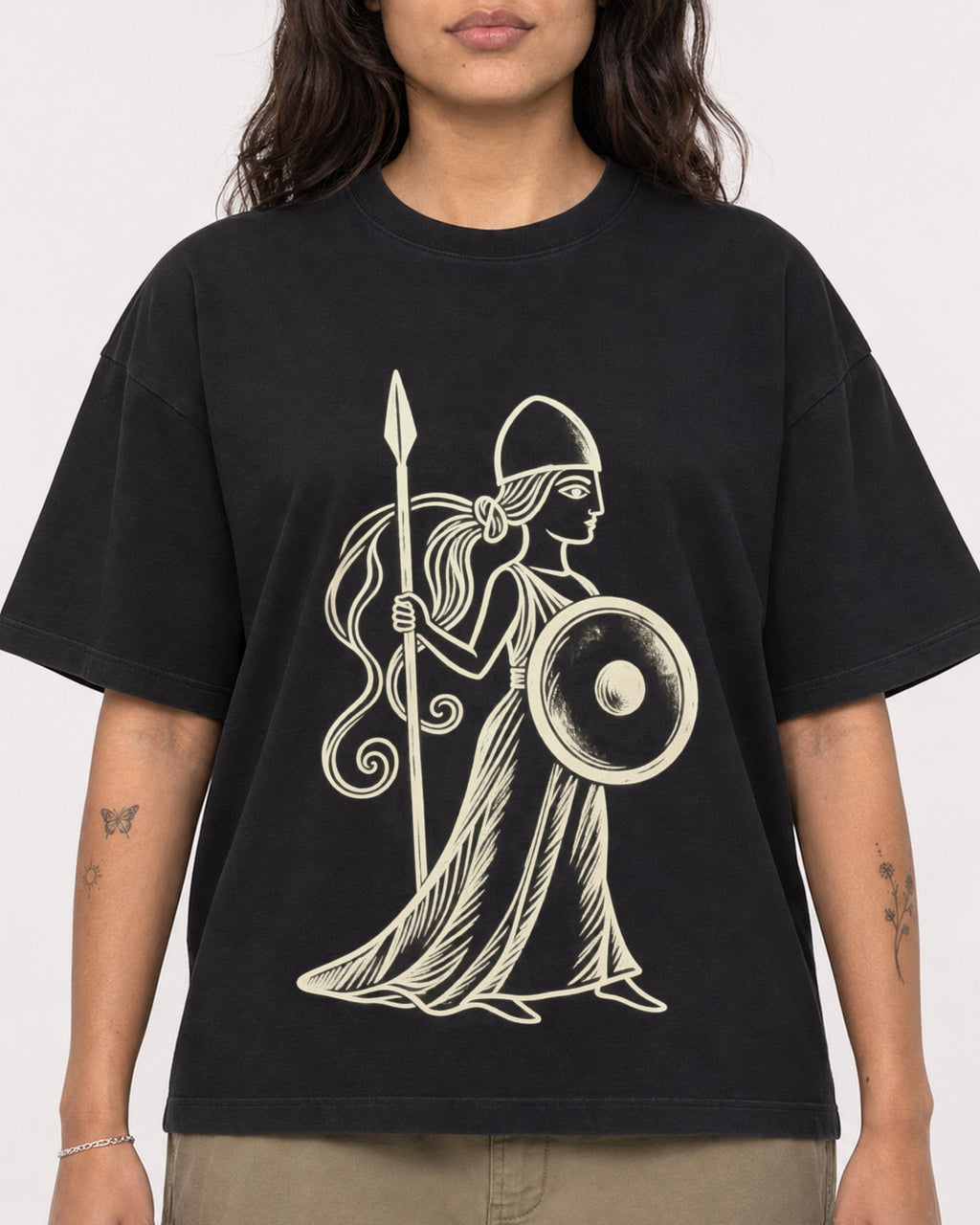 Mockup Boxy Heavyweight Tee Black female close-up 06