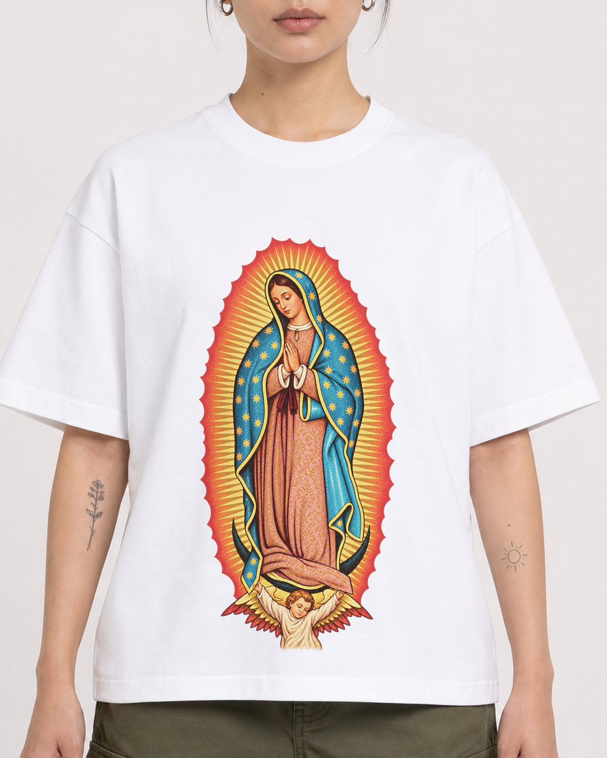 Mockup Boxy Heavyweight Tee White female close-up 12