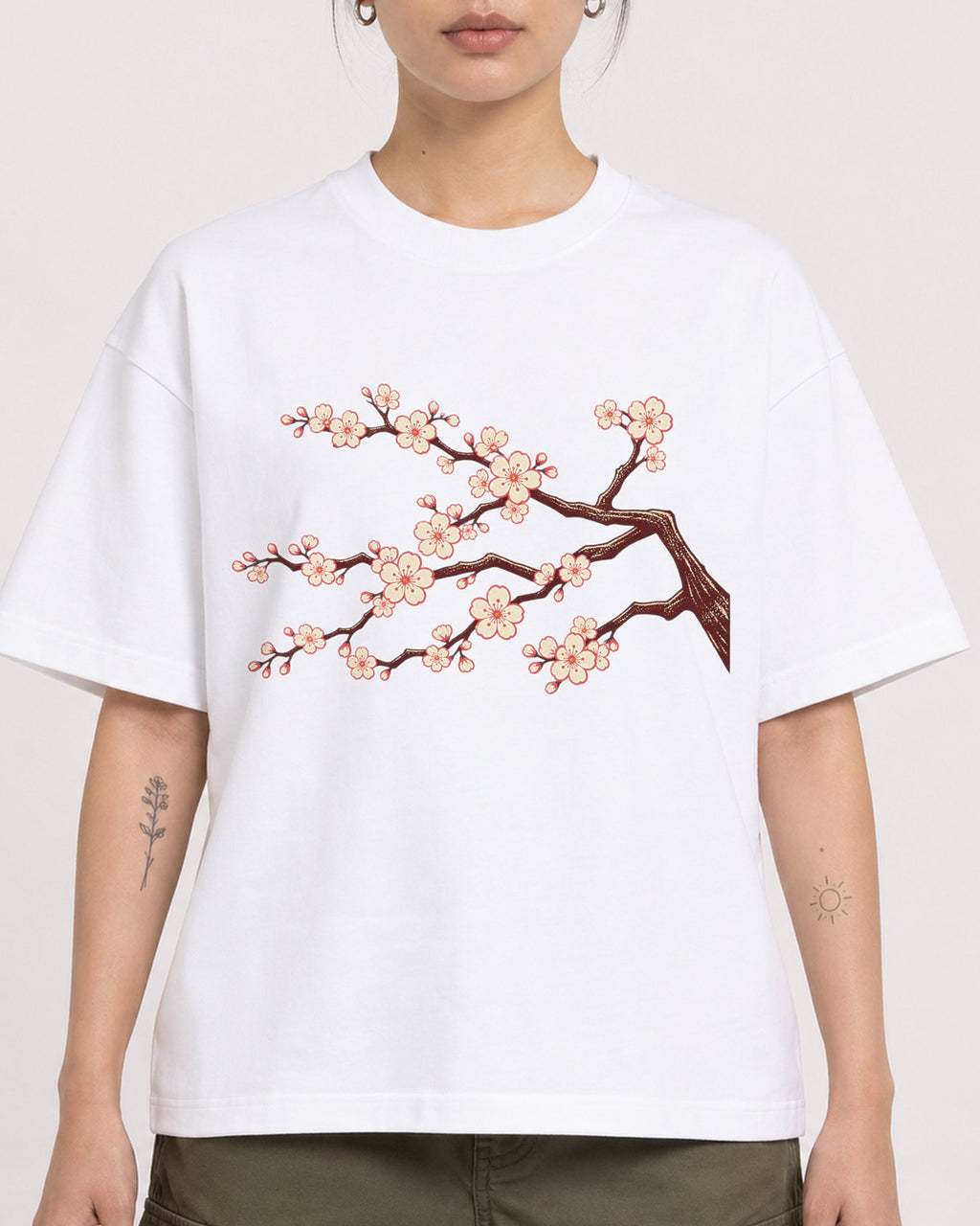 Mockup Boxy Heavyweight Tee White female close-up 12