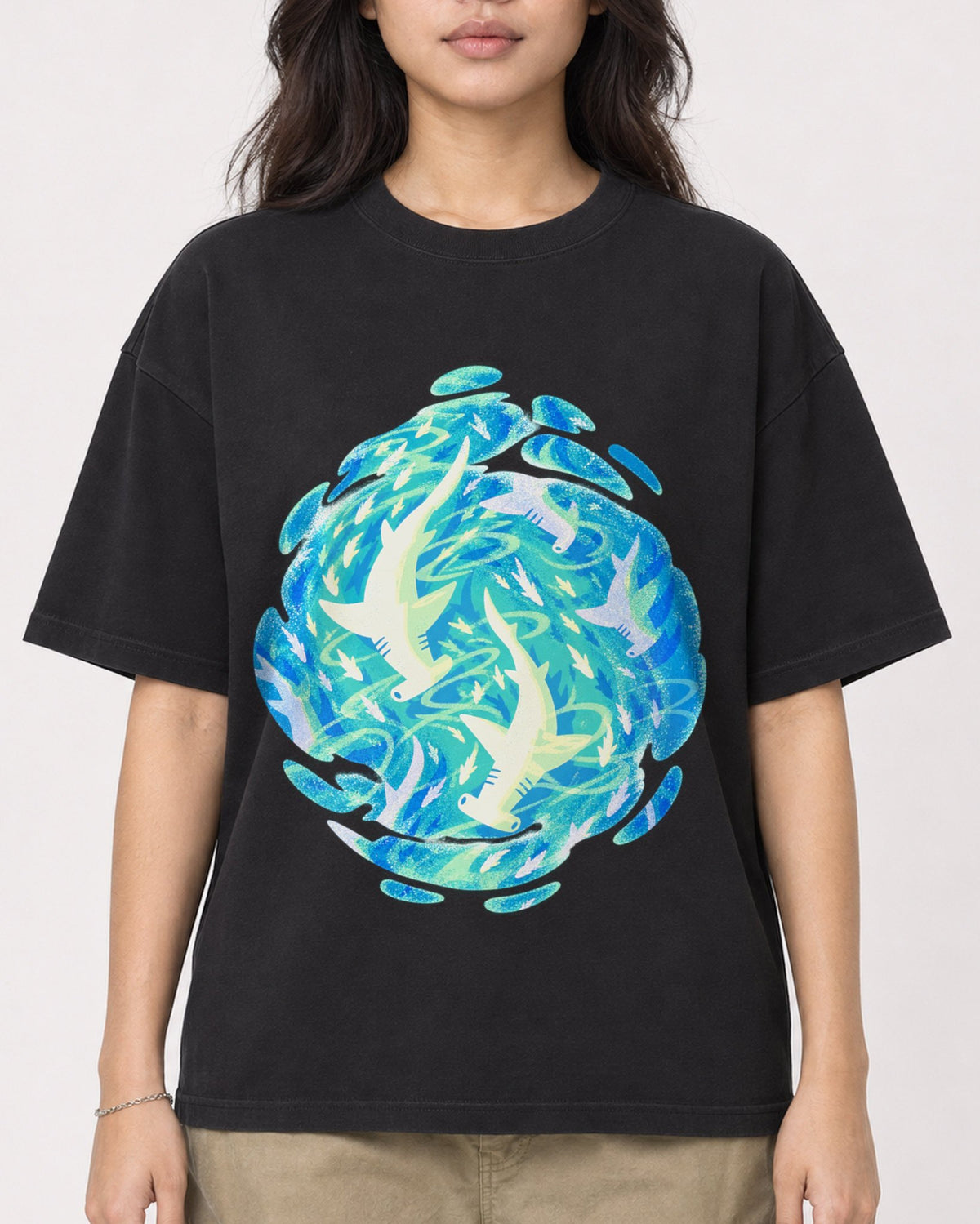 Mockup Boxy Heavyweight Tee Black female close-up 02