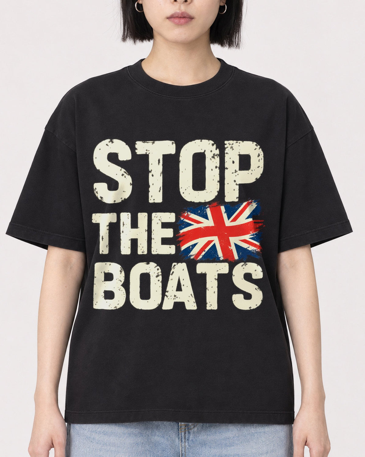 Mockup Boxy Heavyweight Tee Black female close-up 11