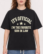 Mockup Boxy Heavyweight Tee Black female close-up 09