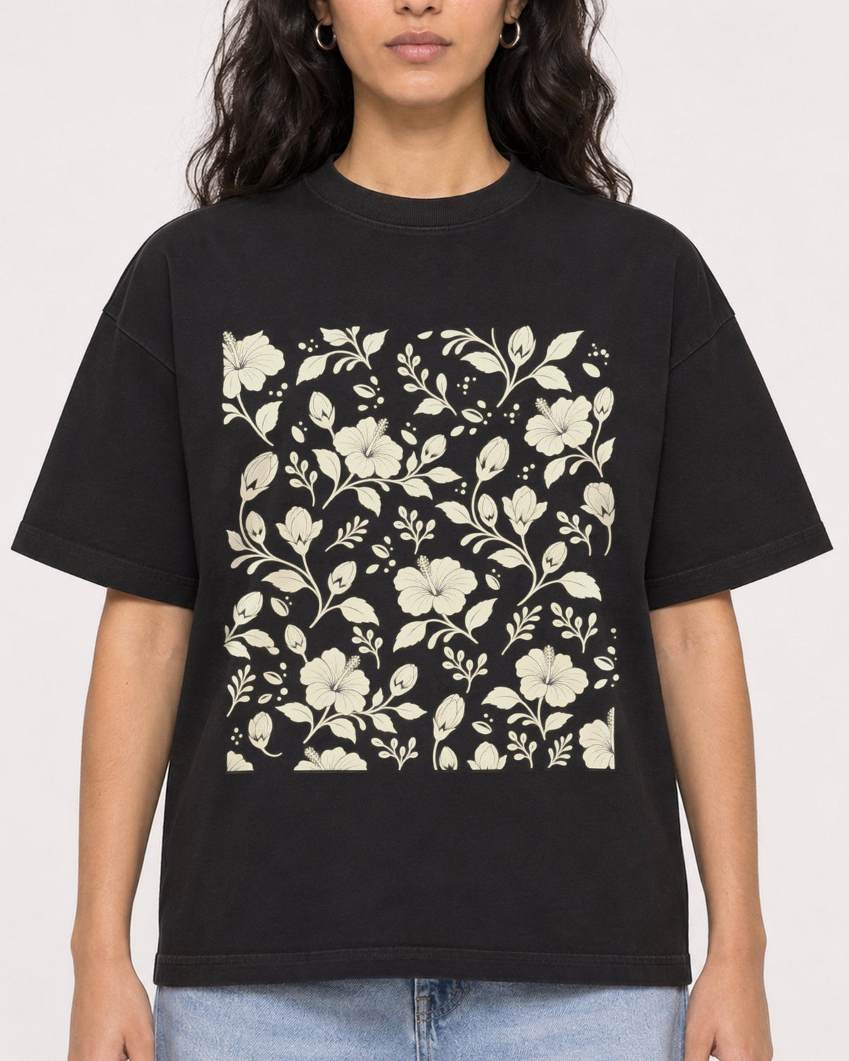 Mockup Boxy Heavyweight Tee Black female close-up 07