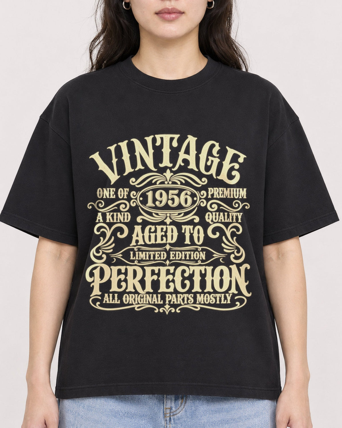 Mockup Boxy Heavyweight Tee Black female close-up 03
