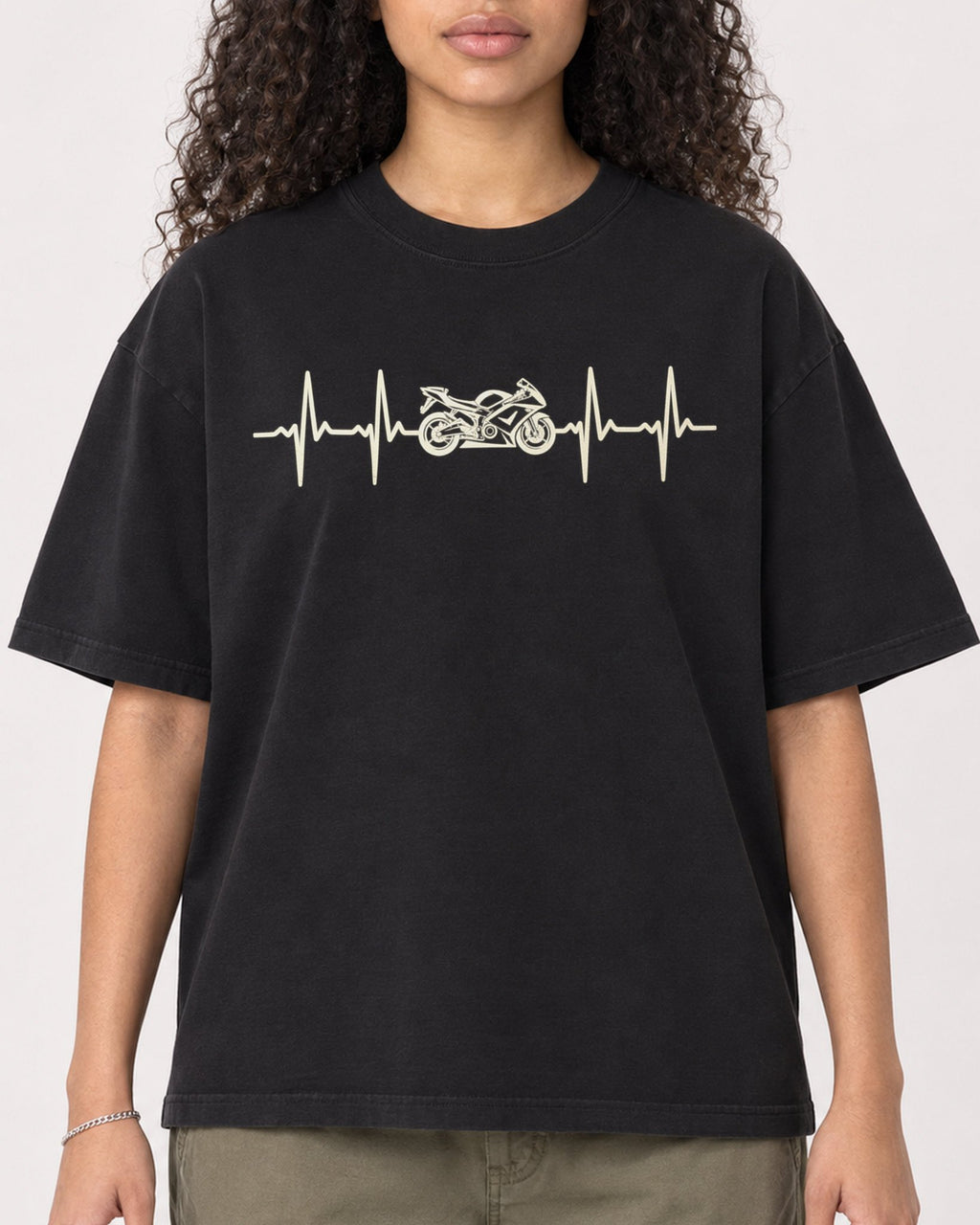 Mockup Boxy Heavyweight Tee Black female close-up 10