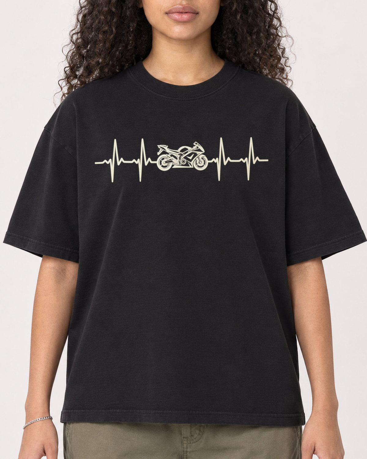 Mockup Boxy Heavyweight Tee Black female close-up 10