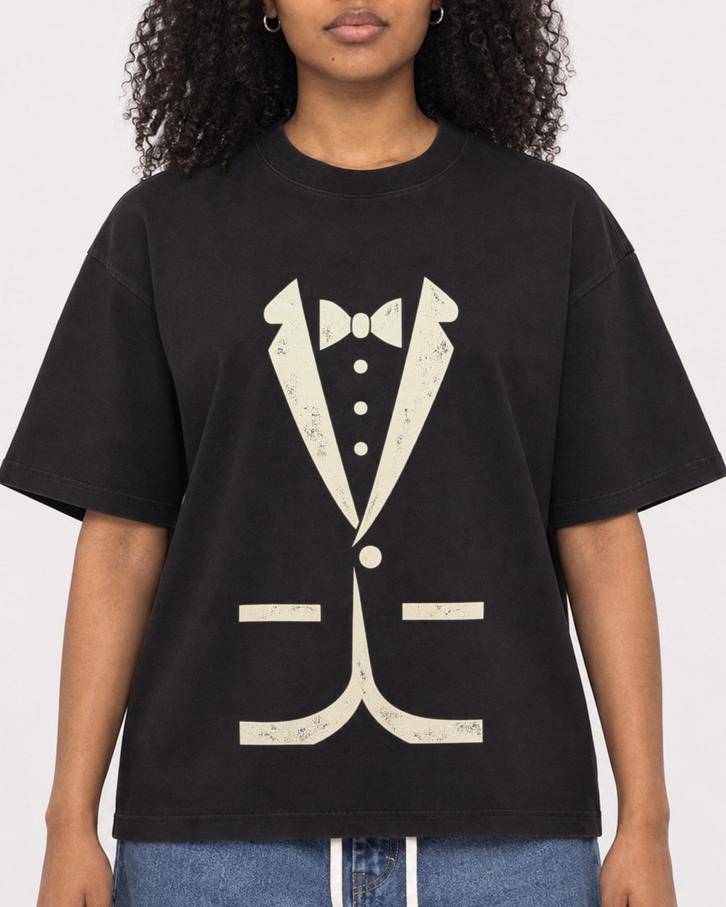 Mockup Boxy Heavyweight Tee Black female close-up 05