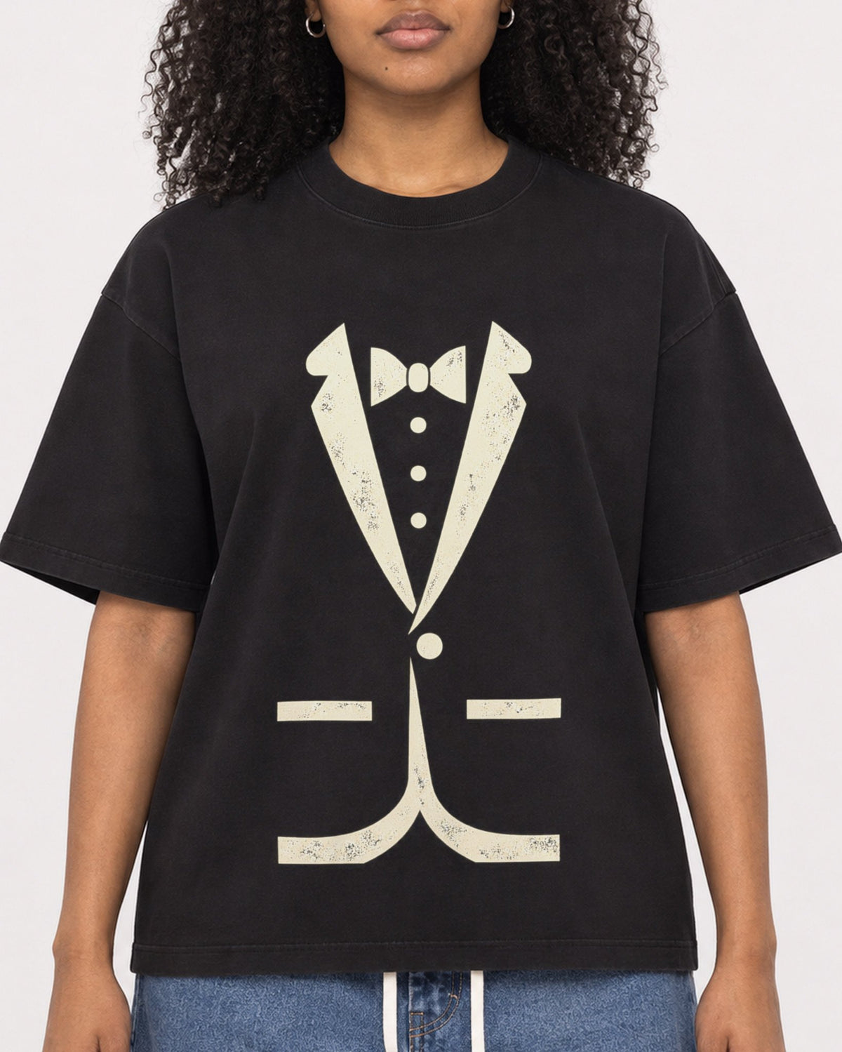 Mockup Boxy Heavyweight Tee Black female close-up 05